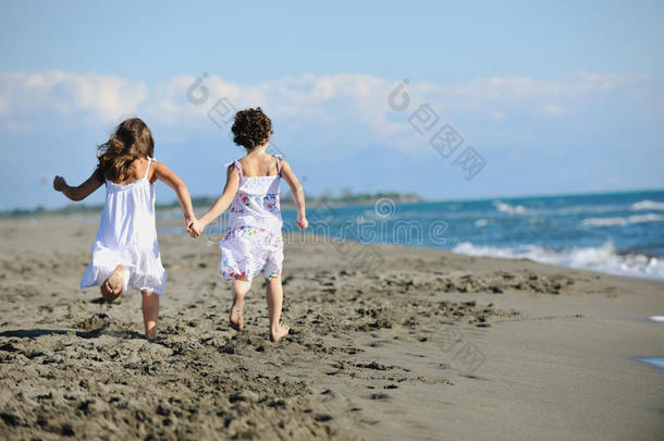 可爱的<strong>小女孩</strong>在沙滩上<strong>奔跑</strong>