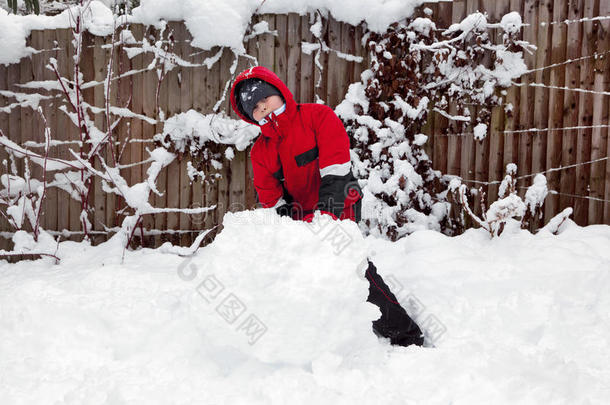 小男孩堆雪人