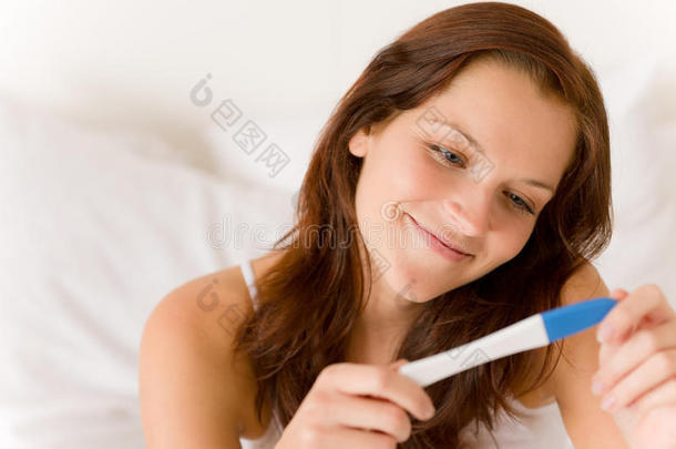 怀孕测试-快乐惊喜的女人