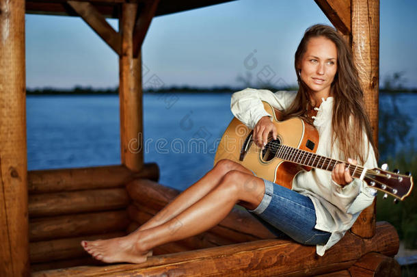 在避暑山庄弹吉他的年轻女子
