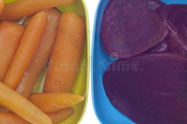 一碗罐装甜菜和胡萝卜的特写镜头