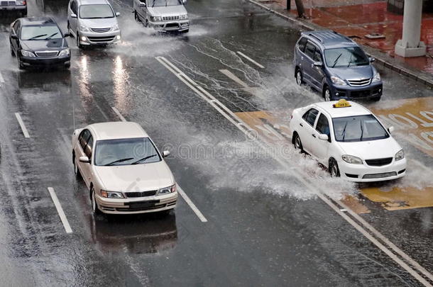汽车在洪水泛滥的街道上行驶