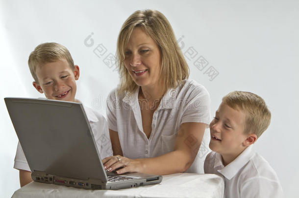 教6岁孩子使用笔记本电脑的妈妈