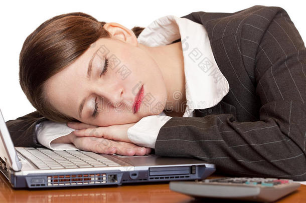 劳累过度的女商人睡在办公室里