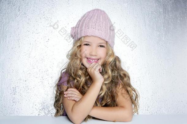 微笑姿态小女孩冬粉色帽子
