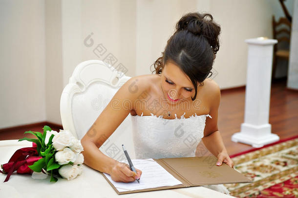 新娘郑重登记结婚