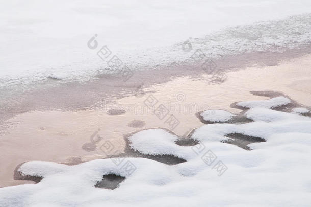 池塘里融化的冰