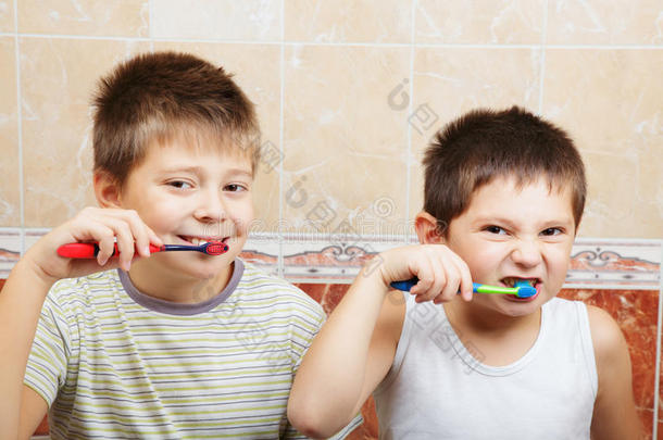 男孩刷牙