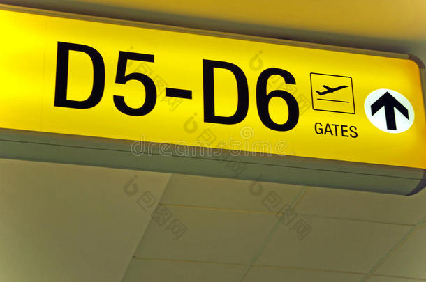 黄色机场方向出发标志