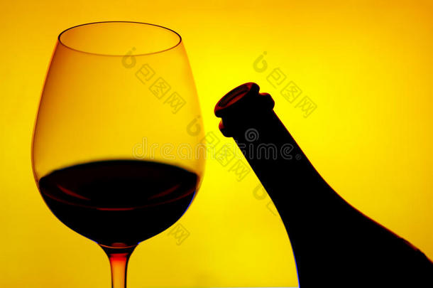 红酒杯和红酒瓶