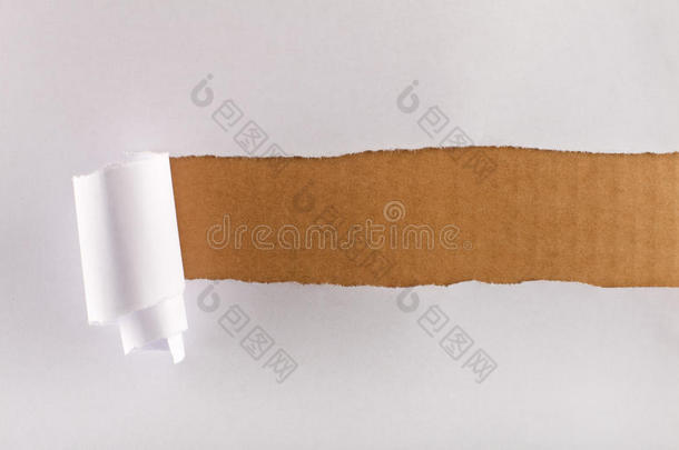 棕色纸板上撕破的包装纸