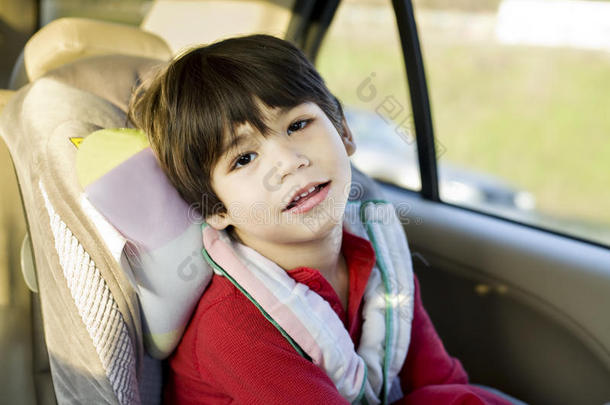 坐在车里的四岁残疾男孩