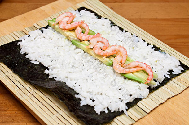 做寿司卷。