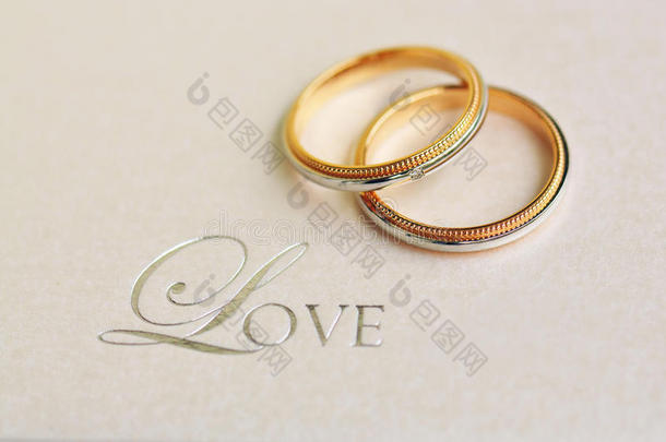 一对写着“爱”的结婚戒指