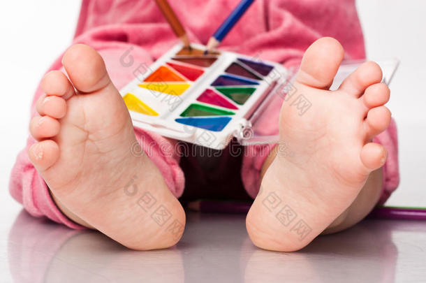 用油漆和<strong>铅笔</strong>画的婴儿脚