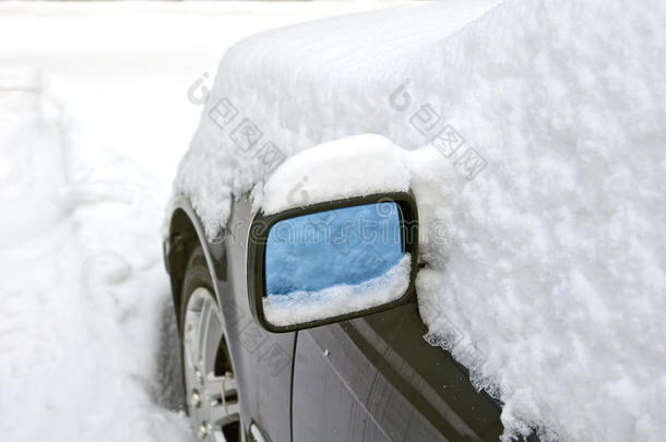 汽车后视镜周围大雪