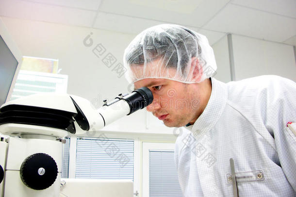 他们用立体显微镜目镜观察