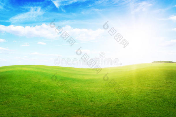 碧蓝的天空中，在正午的阳光下，青草丛生。