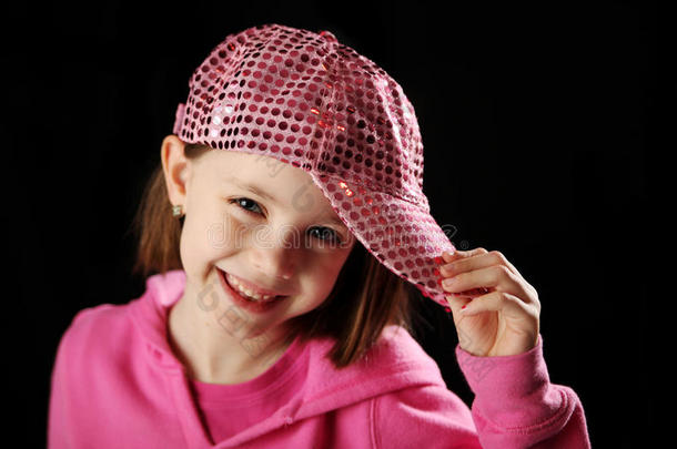 戴粉色闪光棒球帽的女孩儿
