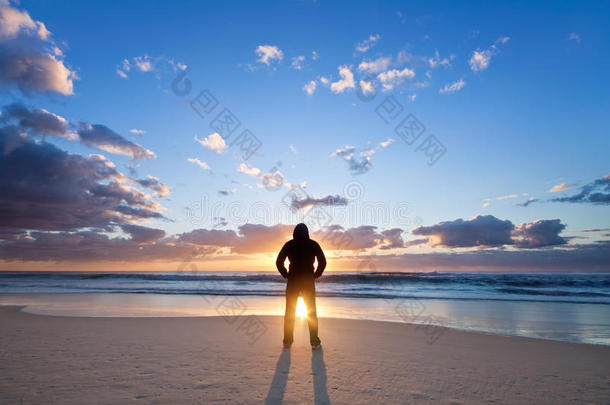 <strong>太阳升起</strong>前沙滩上的男人