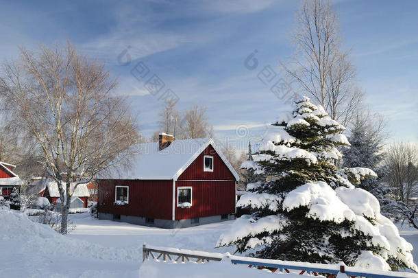 冬天的红色瑞典房子
