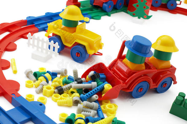 白色背景的玩具推土机和铁路