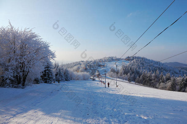 电梯索道和许多滑雪者