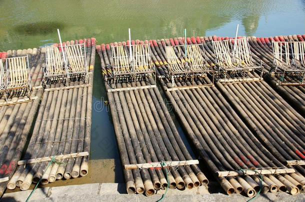 河边的竹筏