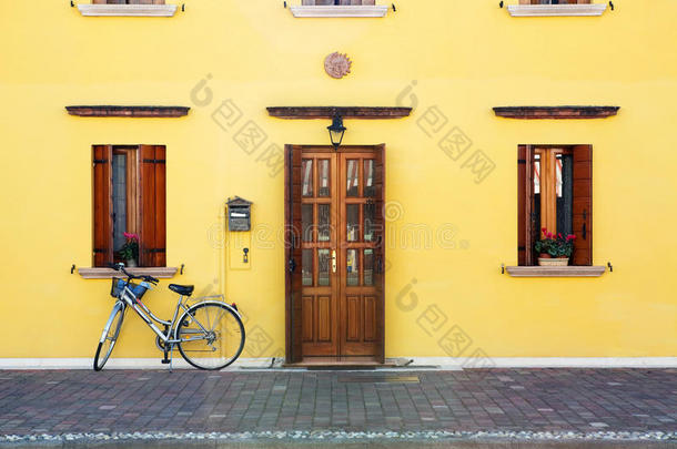 房门和自行车