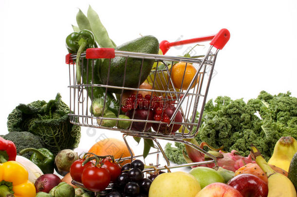购物车里的水果和蔬菜