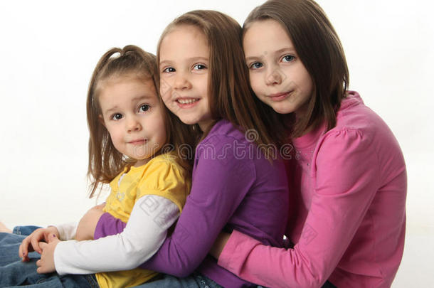 三姐妹坐下来互相拥抱