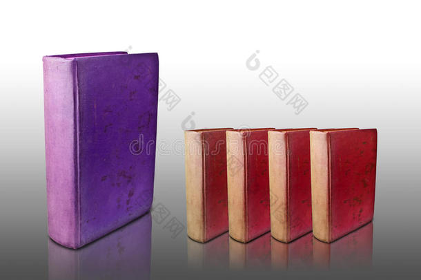 四本红色封面书和大紫色封面书