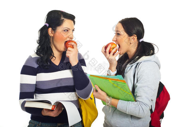 学生女孩讨论和吃苹果