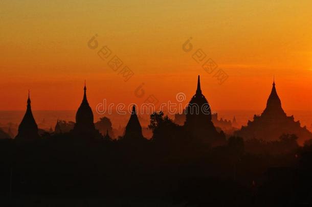 缅甸历险记：日出时的八甘寺