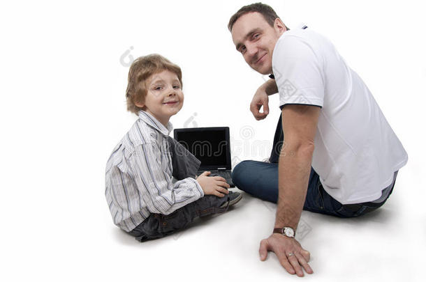 爸爸和儿子一起玩电脑。
