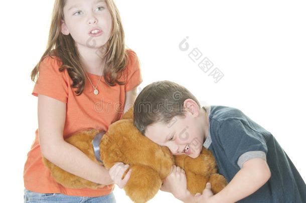 小女孩和男孩为熊打架