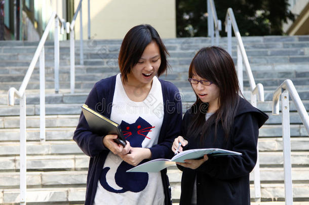 两名中国大学生在校园