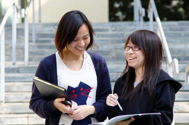 两名中国大学生在校园