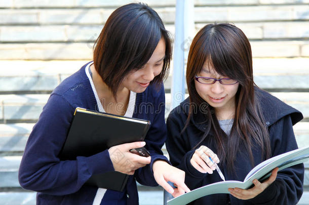 两名中国大学生在校园