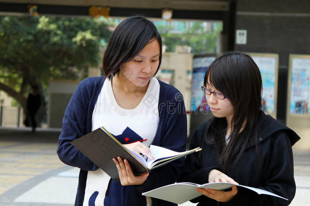 两名中国大学生在校园