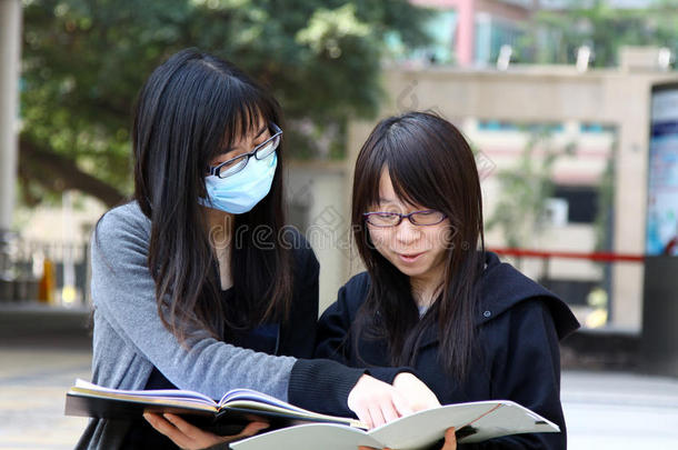 两名中国大学生在校园