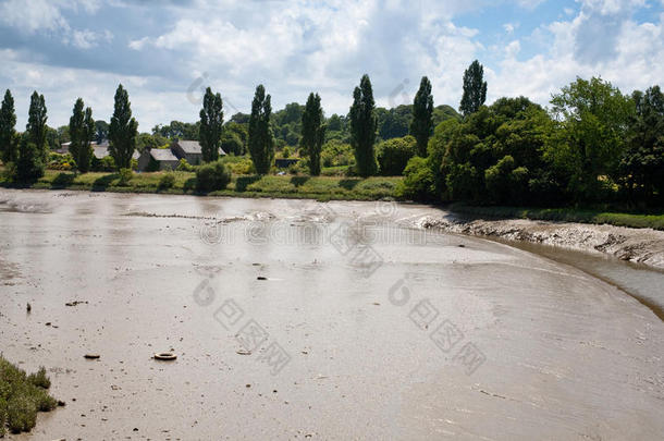 水灾后河底及河堤粘泥