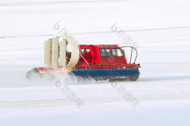 雪地摩托雪地救援队冬季执勤