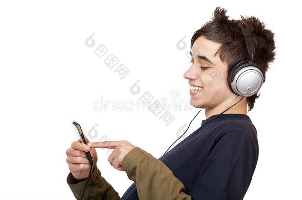 带耳机的青少年使用mp3音乐播放器