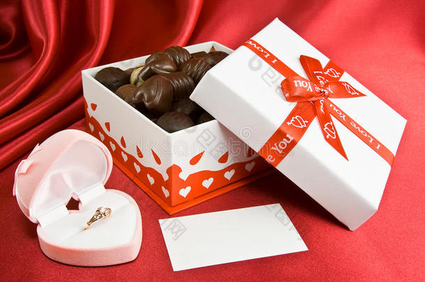 一盒巧克力，有开口的戒指盒。
