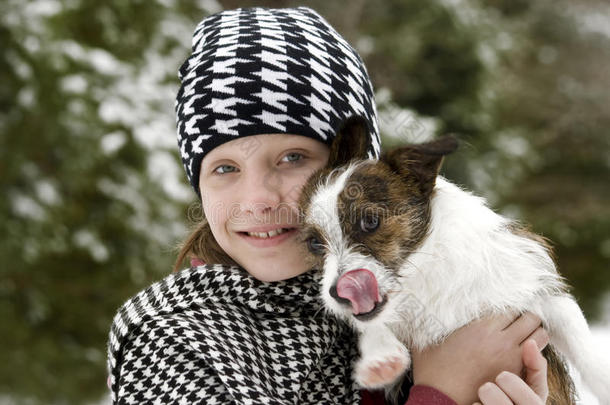 冬雪中的女孩和狗