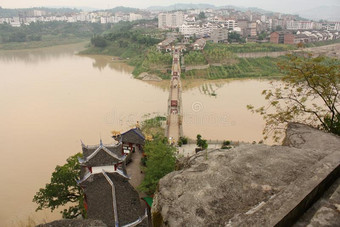 长江边的城市和一座桥图片