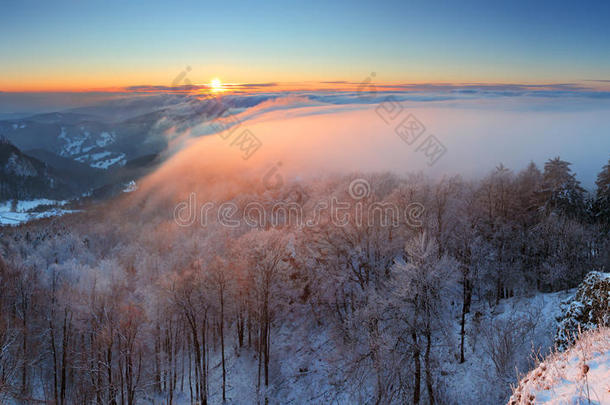 美丽山中的霜降日落全景图