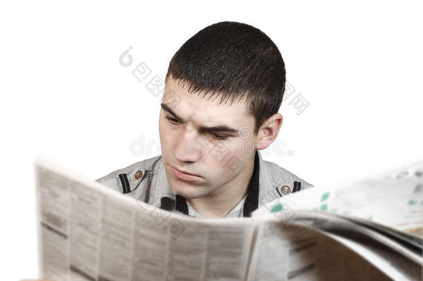 年轻人看报纸