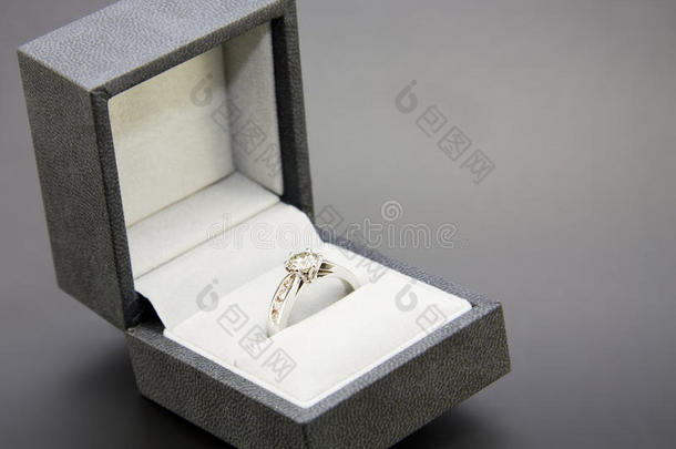 白金钻石订婚戒指